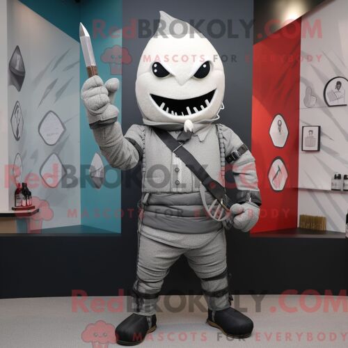 Personnage Mascotte Redbrokoly De Lanceur De Couteaux Gris Habillé D Un Blazer Et De Sacs À Dos