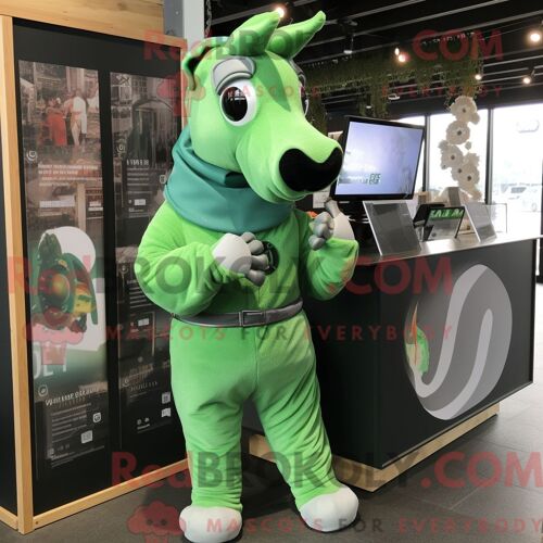 Costume De Mascotte Redbrokoly De Cheval Vert Habillé D Un T-Shirt Graphique Et De Mitaines