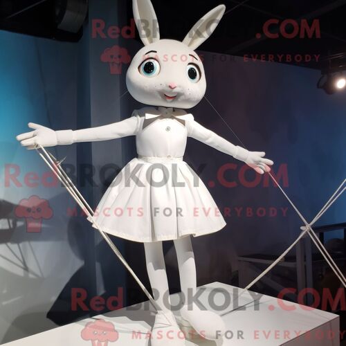 Personnage De Costume De Mascotte Redbrokoly De Funambule Blanc Habillé Avec Une Mini-Robe Et Des Ceintures De Smoking