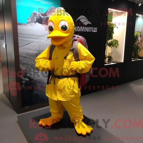 Costume Mascotte Redbrokoly De Pigeon Jaune Habillé D Un Coupe-Vent Et De Sacs À Dos
