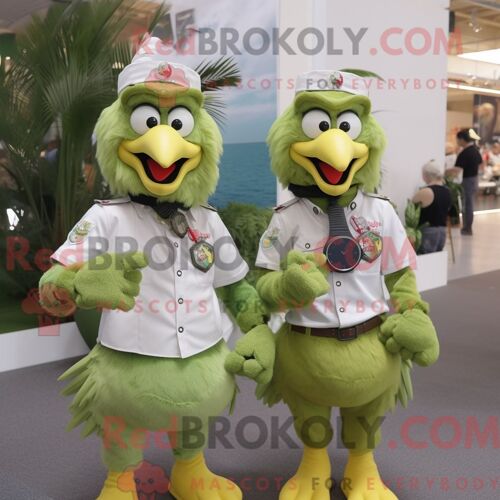 Costume Mascotte Redbrokoly De Vautour Habillé D Un Bikini Et De Bracelets