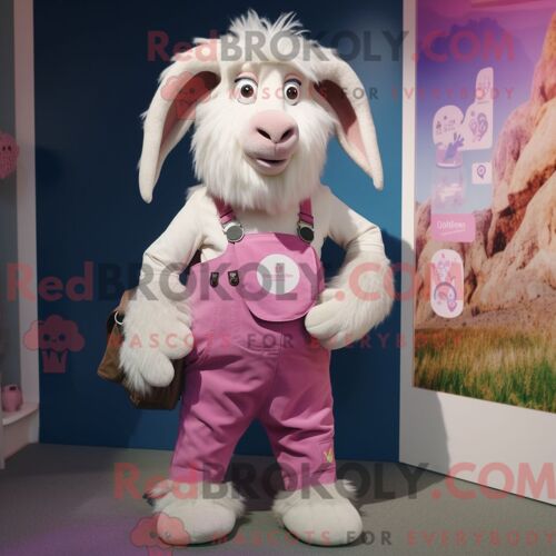 Mascotte Redbrokoly De Chèvre Angora Rose Personnage Habillé Avec Une Salopette Et Des Sacs À Dos