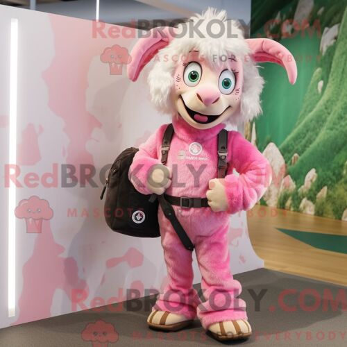 Mascotte Redbrokoly De Chèvre Angora Rose Personnage Habillé Avec Une Salopette Et Des Sacs À Dos
