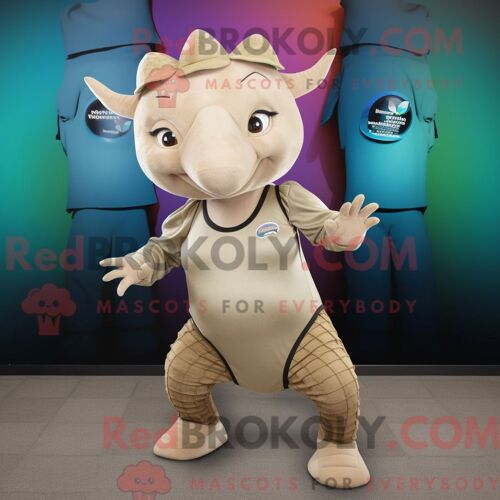 Costume Mascotte Redbrokoly De Tatou Beige Habillé D Un Pantalon De Yoga Et De Pinces À Cheveux