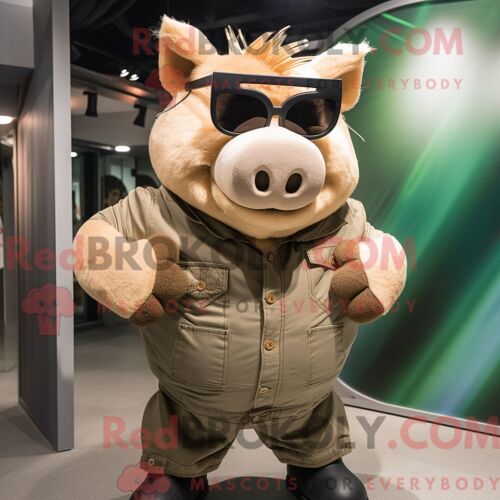 Personnage De Costume De Mascotte Redbrokoly Purple Arrow Of Love Habillé Avec Un Pantalon En Velours Côtelé Et Des Ceintures De Smoking