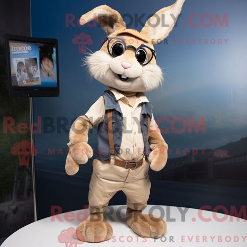 Costume De Mascotte Redbrokoly De Lapin Beige Habillé D Un Jean Skinny Et De Bretelles