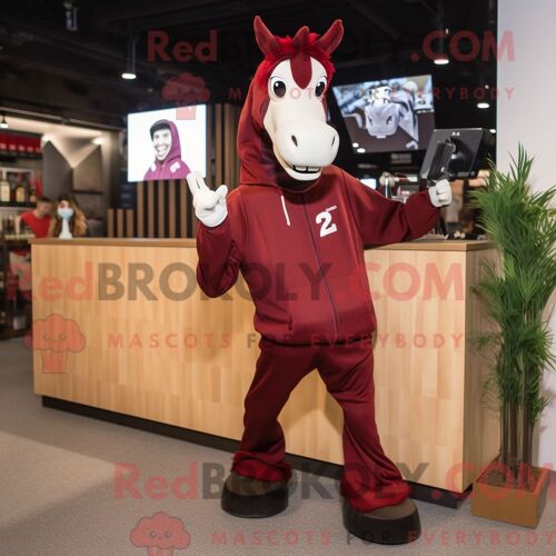 Costume De Mascotte Redbrokoly De Cheval Marron Habillé Avec Un Sweat À Capuche Et Des Bretelles