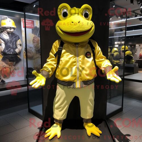 Costume De Mascotte Redbrokoly De Grenouille Jaune Habillé D Un Blouson Aviateur Et De Ceintures De Smoking