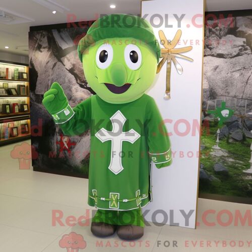 Personnage De Costume De Mascotte Redbrokoly De Croix Celtique Olive Habillé Avec Un T-Shirt À Manches Longues Et Des Cravates