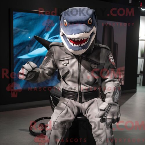 Personnage Mascotte Redbrokoly De Requin Gris Habillé Avec Une Veste De Moto Et Des Gants