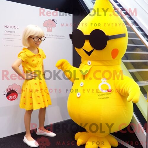 Costume Mascotte Redbrokoly De Poulet Jaune Habillé D Un Maillot De Bain Une Pièce Et De Lunettes