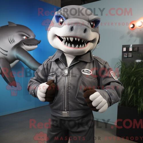 Personnage Mascotte Redbrokoly De Requin Gris Habillé Avec Une Veste De Moto Et Des Gants