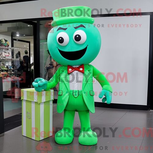Personnage De Costume De Mascotte Redbrokoly De Boîte À Bonbons Verte Habillé Avec Un Jean Évasé Et Des Noeuds Papillons