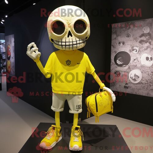Costume De Mascotte Redbrokoly De Crâne Jaune Citron Habillé Avec Un T-Shirt Graphique Et Des Pochettes