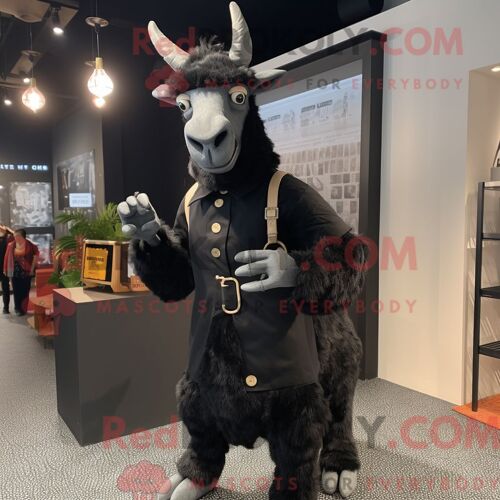 Mascotte Redbrokoly De Personnage De Chèvre Noire Habillée D Un Manteau Et De Bretelles