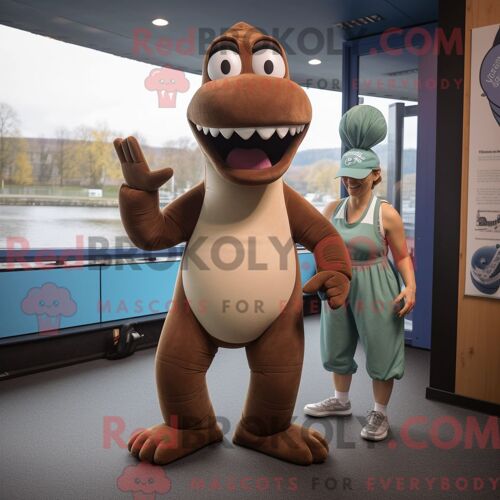 Costume De Mascotte Redbrokoly De Monstre Du Loch Ness Marron Habillé D Un Pantalon De Yoga Et De Bérets
