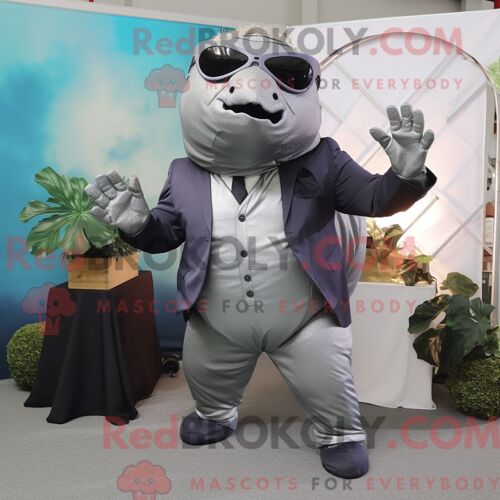 Personnage De Costume De Mascotte Redbrokoly De Cornemuse Beige Habillé Avec Un Col Roulé Et Des Pochettes