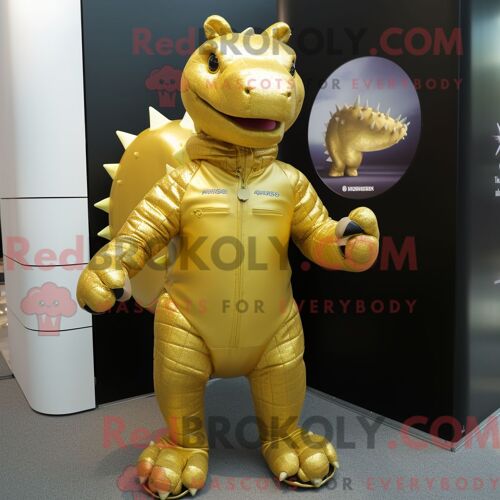 Costume Mascotte Redbrokoly D Ankylosaure Doré Personnage Habillé D Une Salopette Et De Boutons De Manchette