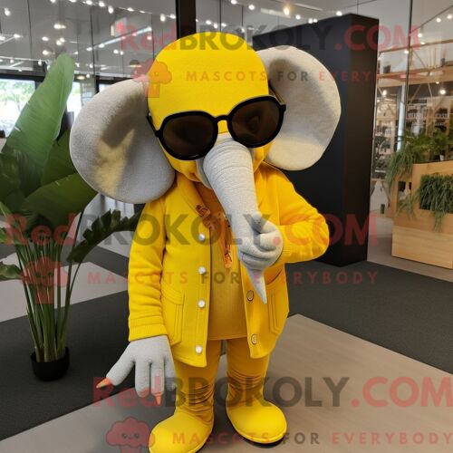 Costume Mascotte Redbrokoly D Éléphant Jaune Habillé D Un Cardigan Et De Lunettes De Soleil