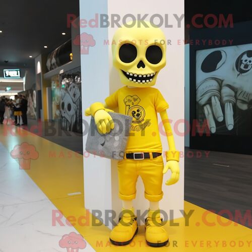 Costume De Mascotte Redbrokoly De Crâne Jaune Citron Habillé Avec Un T-Shirt Graphique Et Des Pochettes