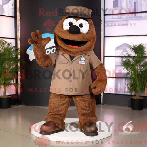 Personnage De Costume De Mascotte Redbrokoly De Gâteau De Mariage Marron Habillé Avec Un Pantalon Cargo Et Des Pinces À Chaussures