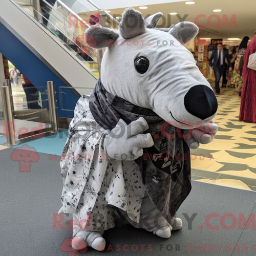 Costume Mascotte Redbrokoly De Tapir Argenté Personnage Habillé Avec Un Pantalon Et Des Pinces Pour Écharpe