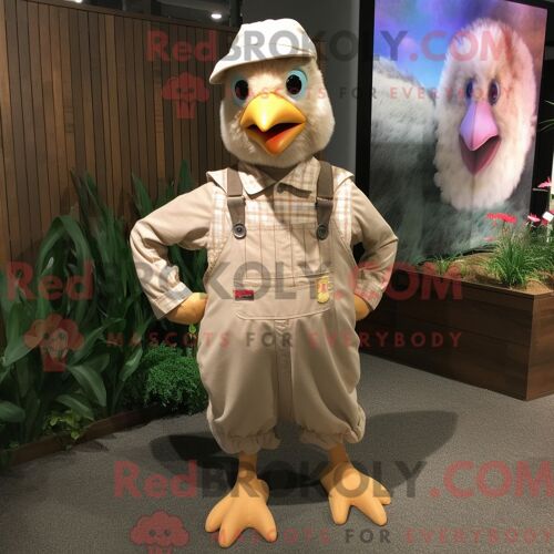 Costume Mascotte Redbrokoly De Poules Beiges Personnage Habillé D Une Salopette Et D Épingles À Cravate
