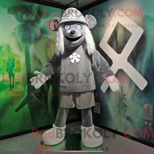 Costume Mascotte Redbrokoly De Croix Celtique Argentée Personnage Habillé D Un Bermuda Et D Un Bonnet
