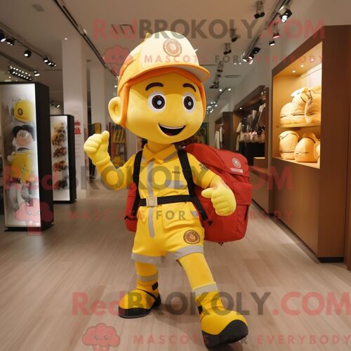 Personnage De Costume De Mascotte Redbrokoly De Pompier Jaune Habillé Avec Un Short De Course Et Des Sacs Fourre-Tout