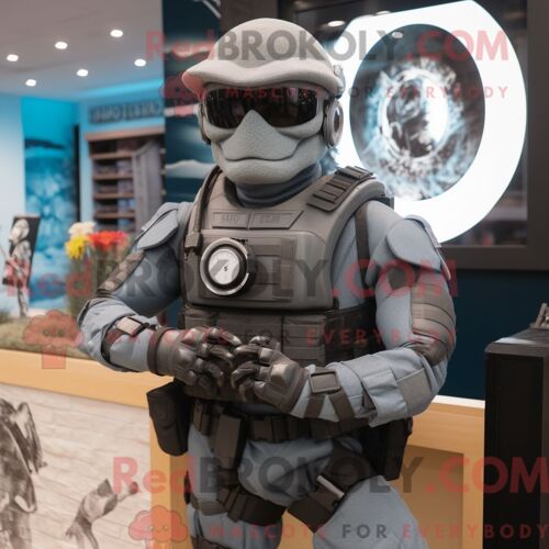 Costume Mascotte Redbrokoly De Marine Recon Grise Personnage Habillé D Un Bikini Et De Montres-Bracelets