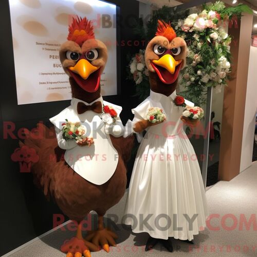 Costume Mascotte Redbrokoly De Coqs Marron Habillé D Une Robe De Mariée Et De Ceintures De Smoking