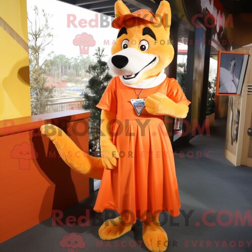 Costume Mascotte Redbrokoly De Dingo Orange Personnage Habillé Avec Une Robe Midi Et Des Pinces À Chaussures