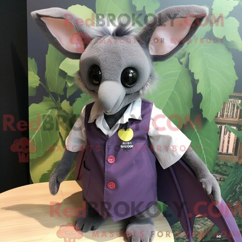 Personnage De Costume De Mascotte Redbrokoly De Chauve-Souris Aux Fruits De Lavande Habillé Avec Un Gilet Et Des Bandeaux