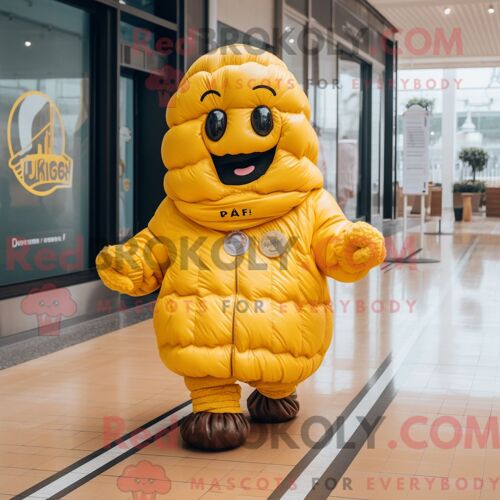Costume Mascotte Redbrokoly De Croissant Jaune Habillé D Une Parka Et De Bracelets De Cheville