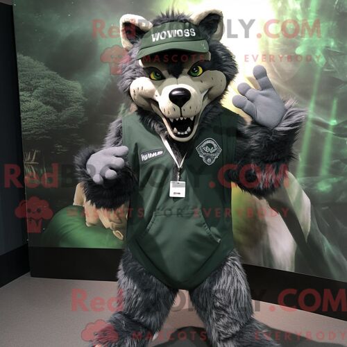 Personnage De Costume De Mascotte Redbrokoly De Loup-Garou Vert Forêt Habillé Avec Un T-Shirt À Col En V Et Des Épingles À Chapeau