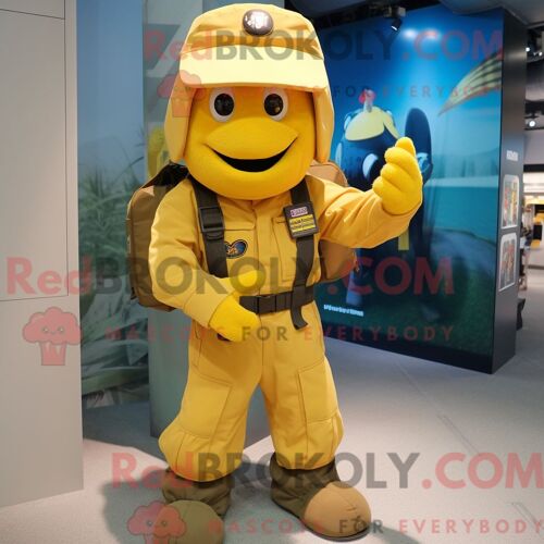Personnage De Costume De Mascotte Redbrokoly De Soldat De L Armée De L Air Jaune Habillé Avec Un Pantalon Cargo Et Des Bretelles
