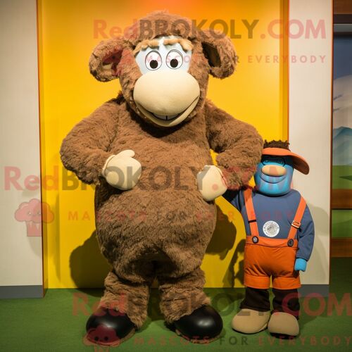 Costume De Mascotte Redbrokoly De Pigeon Magenta Habillé D Un Short Cargo Et De Colliers