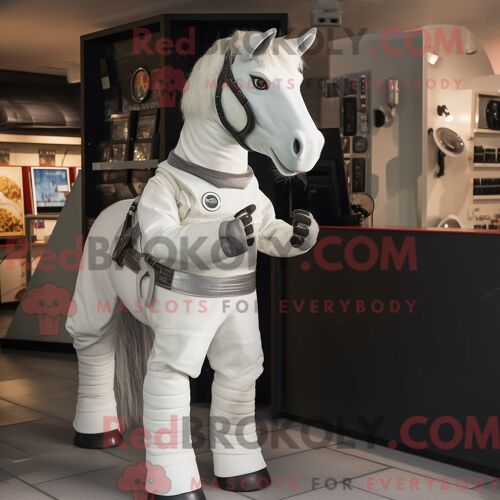 Costume Mascotte Redbrokoly De Cheval Blanc Habillé D Une Combishort Et De Ceintures