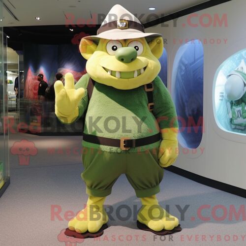 Mascotte Redbrokoly D Ogre Vert Costume De Personnage Habillé Avec Un Bermuda Et Une Casquette