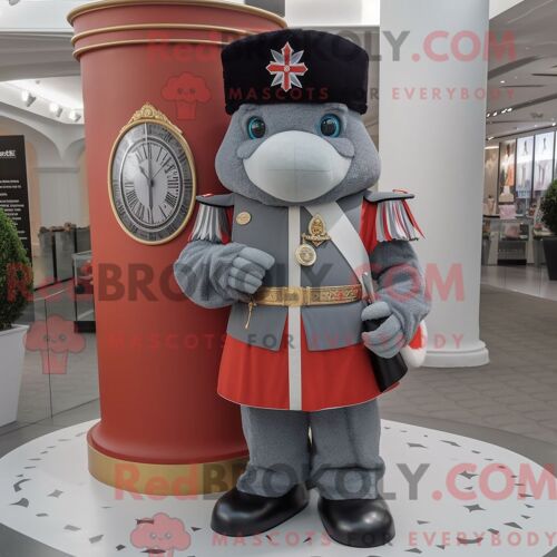 Costume De Mascotte Redbrokoly De La Garde Royale Britannique Grise Habillé D Un Débardeur Et De Montres-Bracelets
