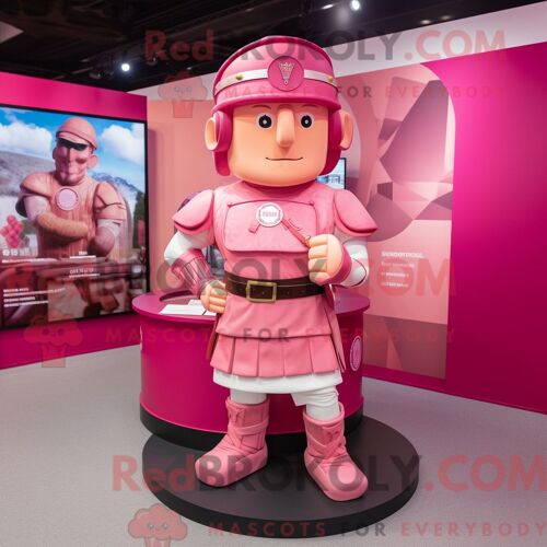 Mascotte Redbrokoly De Soldat Romain Rose Personnage Habillé Avec Une Chemise Henley Et Des Bracelets
