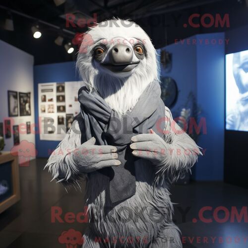 Costume De Mascotte Redbrokoly De Paresseux Géant Argenté Habillé Avec Une Chemise Habillée Et Des Clips Pour Écharpe