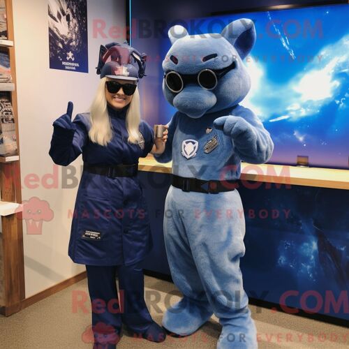 Costume De Mascotte Redbrokoly De Navy Seal Habillé D Une Robe De Cocktail Et De Pinces À Cheveux