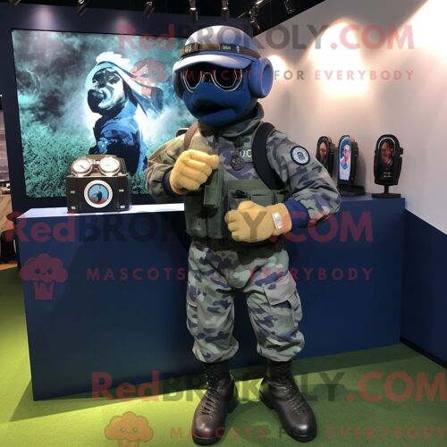 Costume De Mascotte Redbrokoly Para Commando De La Marine Personnage Habillé D Une Chemise De Rugby Et De Montres-Bracelets