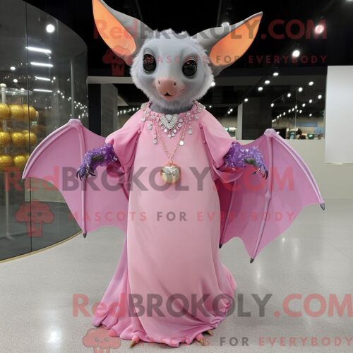 Costume De Mascotte Redbrokoly De Chauve-Souris Aux Fruits Roses Habillé D Une Robe De Bal Et De Colliers