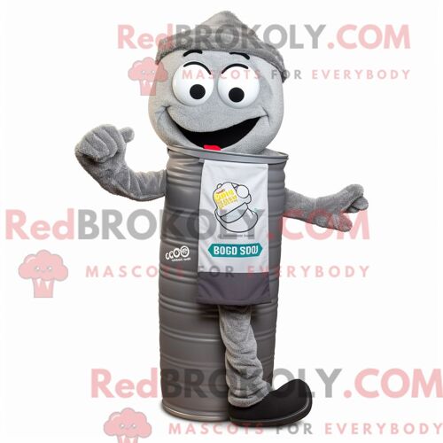 Personnage De Costume De Mascotte Redbrokoly De Canette De Soda Grise Habillé Avec Un Pantalon Cargo Et Des Écharpes