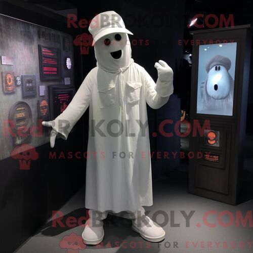 Personnage De Costume De Mascotte Redbrokoly De Fantôme Blanc Habillé Avec Une Chemise Henley Et Des Casquettes