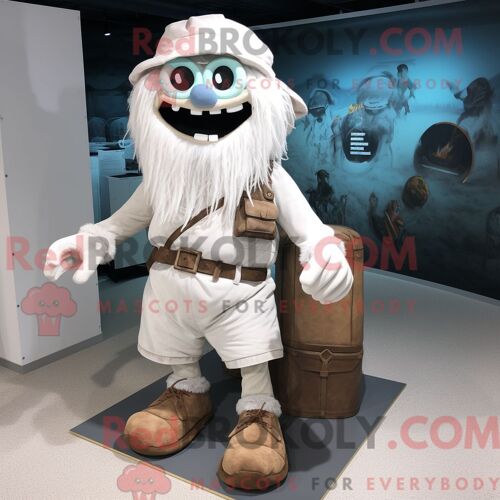 Personnage De Costume De Mascotte Redbrokoly De Cimetière Blanc Habillé Avec Un Short Cargo Et Des Lacets De Chaussures