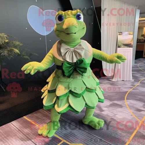 Costume De Mascotte Redbrokoly De Tortue De Mer Olive Personnage Habillé Avec Une Robe Midi Et Des Noeuds Papillons