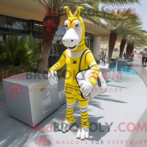 Costume Mascotte Redbrokoly D Ours En Peluche Beige Habillé D Une Combishort Et De Pinces À Cheveux